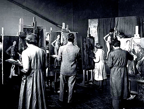 Ascunce painting in a class in BBAA of San Fernando (in the center of the back)