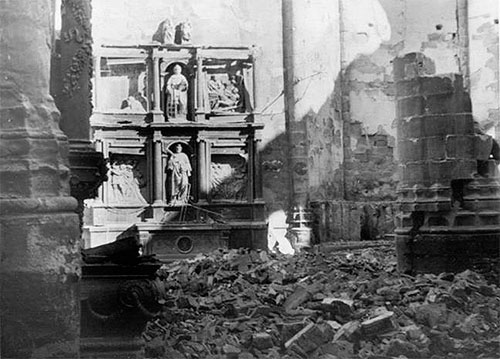View of the church of Cascante and the altarpiece of San Esteban after the fire of 1940.