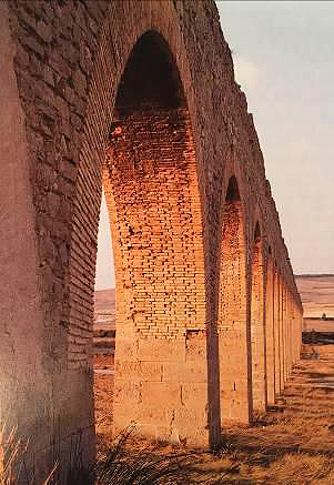 Ventura Rodríguez. Ashlar masonry in the pillars, brick in the arches, and masonry in the spandrels are combined in the Noáin Aqueduct.