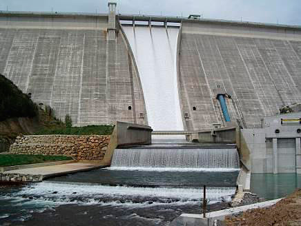 Itoiz Dam spilling on April 4, 2004. See that it has no floodgates.