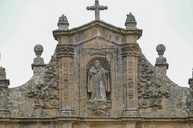 Top of the entrance façade to the church of the monastery of Irache, presided over by the image of Saint Veremundo, c. 1700.