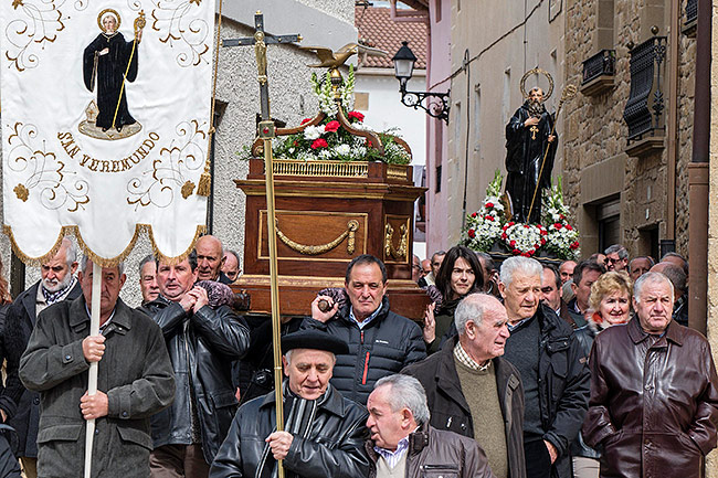 Procession with the relics of Saint Veremundo in Villatuerta (8-III-2016) in the ark made in 1816, after the disappearance of the large silver urn in the War of Independence. Villatuerta had the relics for the five-year period 2013-2018.