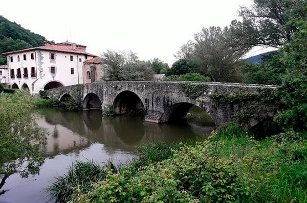 Current view of the medieval bridge and the Trinity of Arre.