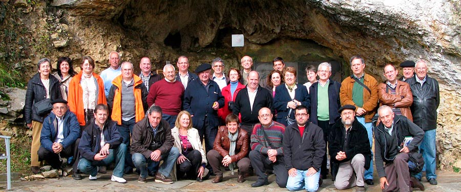 meeting of Etniker Euskalerria in front of the cave of Isturitz at leave Navarre