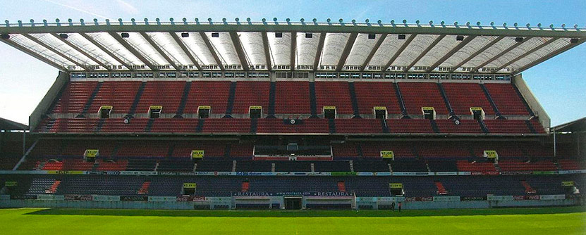 The Sadar's preferential grandstand. In Azanza, J. (2007). Football and architecture: stadiums, the new cathedrals of the 21st century.