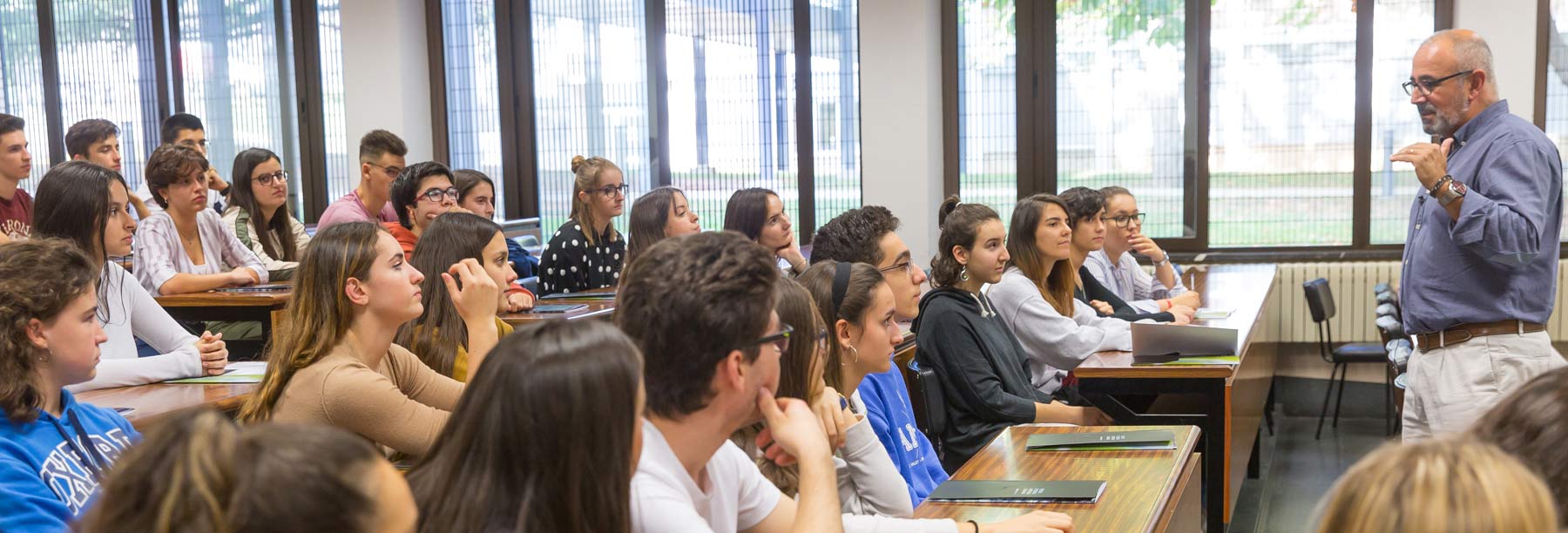 Ignacio López Goñi, giving a lecture class at the School of Sciences of the University of Navarra.