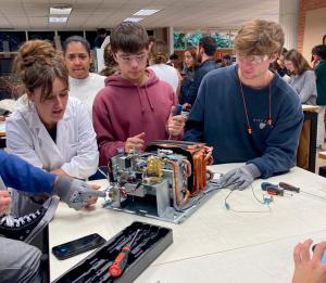 Estudiantes de Arquitectura participan en un proyecto de innovación docente con máquinas donadas por Saltoki